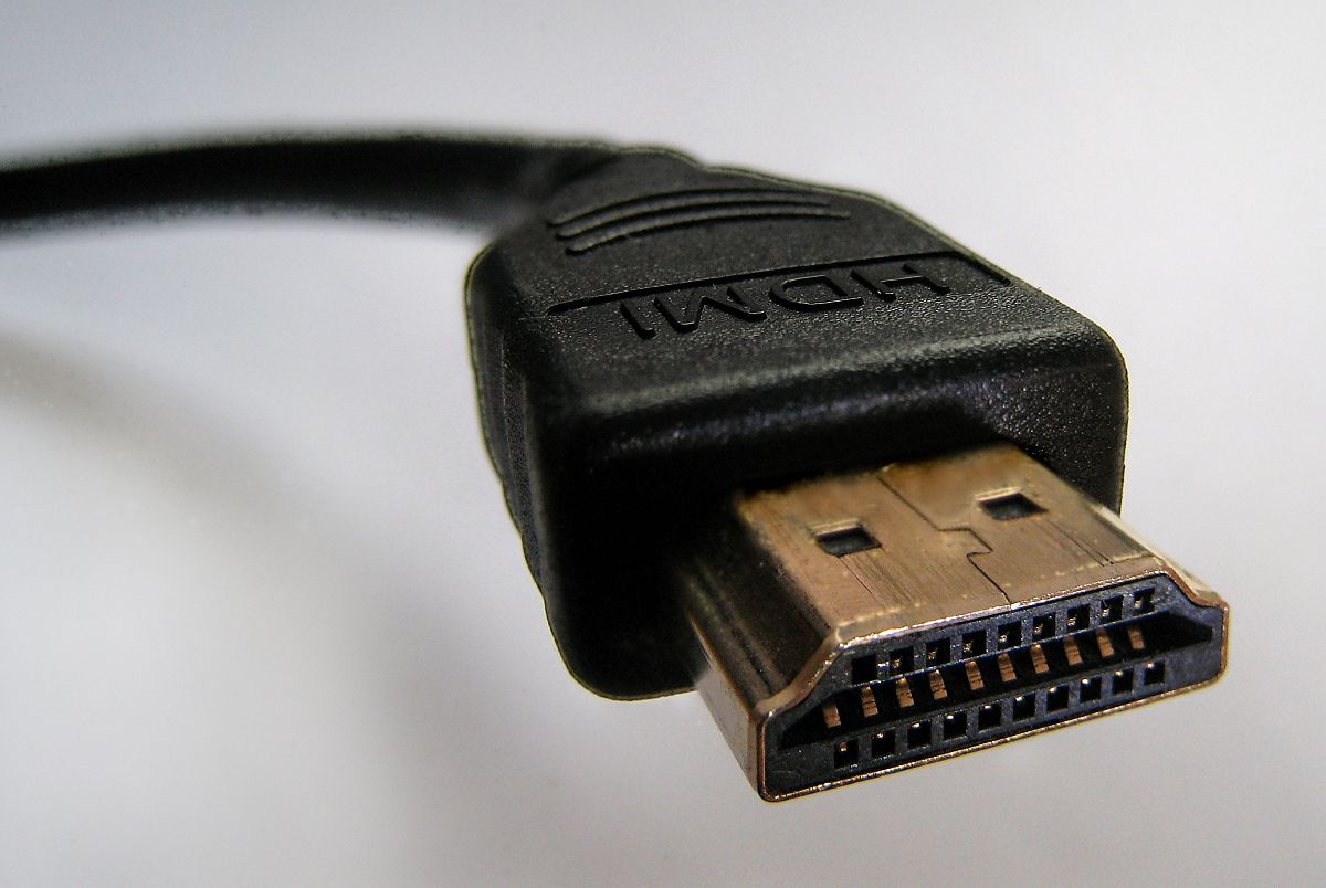 HDMI 的插孔呈现一个梯形